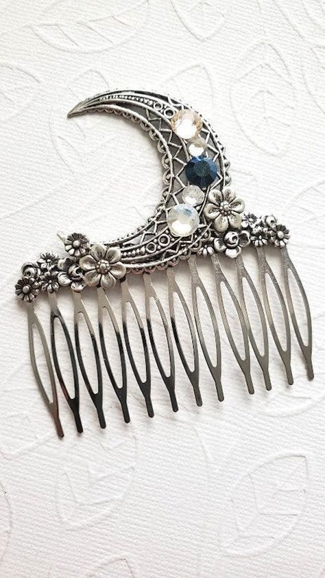 Crystal Moon Haircomb  * Moonstone Vibes This Crescent Moon Crystal Moon hair comb is decorated with flower embellishments and true swarovski Crystals. This haircomb has a very aesthetic look and feel. All in all this haircomb is a magical piece with a great moon design.  ☻Color: ~ Silver ☻Link to More Hair Accessories: https://www.etsy.com/shop/FashionCrashJewelry?ref=profile_header&search_query=hair+accessories ☻Link to The ENTIRE SHOP: https://www.etsy.com/shop/FashionCrashJewelry?ref=shopsec Hair Accessories Moon, Crescent Moon Accessories, Crescent Moon Hair Clip, Celestial Hair Comb, Cool Hair Accessories, Celestial Hair Accessories, Moon Hair Accessories, Moon Hair Clip, Witchy Hair