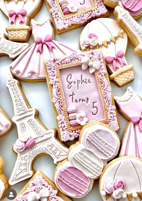 Paris Cookies, Bolo Paris, Paris Birthday Theme, Bakery Sweets, Pie Bakery, Paris Cakes, Royal Iced Cookies, Paris Birthday, Themed Cookies