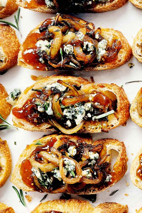 Caramelized Onion Crostini with Fig Jam and Blue Cheese | foodiecrush.com Savory Crostini, Crostini Appetizer, Caramelized Onions Recipe, Crostini Appetizers, Crostini Recipes, Foodie Crush, Caramelized Onion, Fig Jam, God Mat