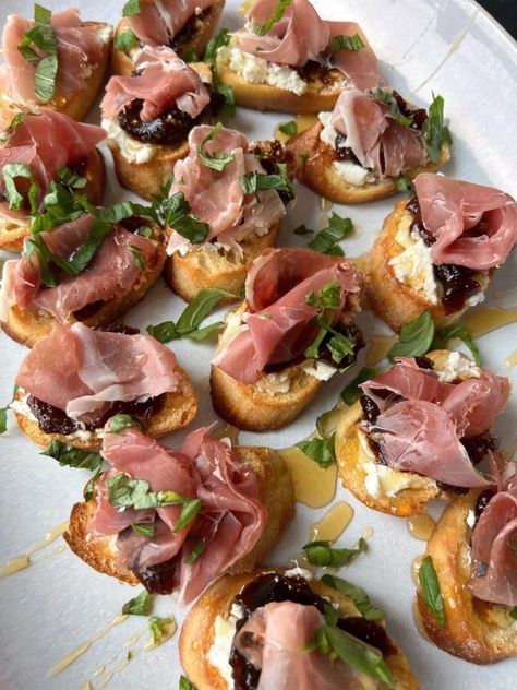 Prosciutto Crostini, Fig Prosciutto, Prosciutto Appetizer, Crostini Appetizers, Festive Appetizers, Quick And Easy Appetizers, Italian Appetizers, Thanksgiving Appetizers, Holiday Appetizers