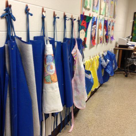 Hanging Aprons. 3M Hooks hold aprons along wall. Art Classroom Organization, Art Smock, Classroom Setting, A Classroom, Art Classroom, Classroom Organization, Room Organization, Art Center, Classroom Management