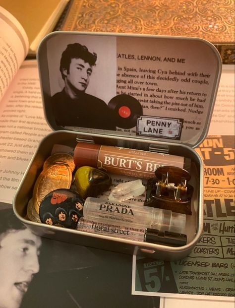 #altoidtin #altoids #aesthetic #johnlennon #thebeatles #beatles Altoid Tin Aesthetic, Altoids Tins Ideas, Altoids Tins Survival Kit, Altoid Tin Ideas Aesthetic, Diy Altoid Tin Crafts, Altoids Wallet Outside Design, Decorated Altoid Tins, Altoid Tin Gifts, Altoids Wallet Ideas