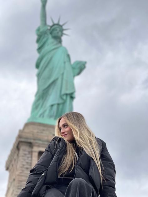 NYC Photo Spots: 15 Locations You Don't Want To Miss Winter Fashion Outfits New York, New York Selfies Instagram, Nyc Poses New York City, New York Winter Pictures, Statue Of Liberty Photoshoot, New York Pictures Aesthetic, New York Winter Picture Ideas, Fall New York City Outfits, Nyc Aesthetic Photos