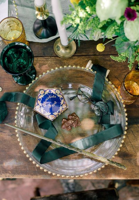 Harry Potter Slytherin Wedding Slytherin Wedding, Harry Potter Dinner, Witchy Wedding, Magic Wedding, Harry Potter Wedding Theme, Click Photography, Harry Potter Slytherin, Chocolate Frog, Theme Harry Potter