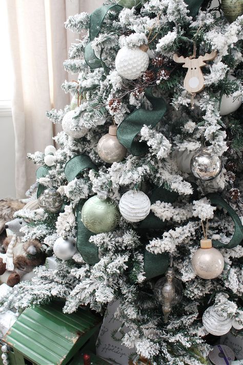 Beautiful green and white Christmas dining room decor ideas. Gorgeous Christmas home tours and Christmas decor inspiration. #christmashometour #christmasdiningroom #christmasdecor #diningroomdecor #christmasdecorations #christmastree White Christmas Tree Green Decor, Christmas Tree Ideas For Flocked Tree, Christmas Decor Ideas White And Green, Green Christmas Decorations Ideas, White Christmas Tree Green Ornaments, White And Dark Green Christmas Decor, Gray And White Christmas Decor, Green White Silver Christmas Tree, White Tree With Green Ornaments