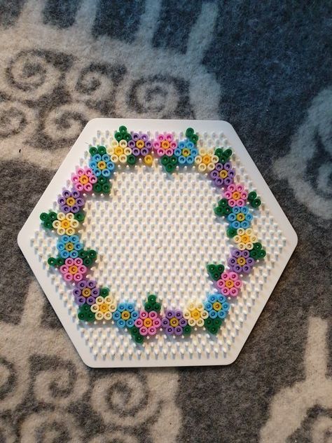 Aesthetic Melty Beads, Colorful Perler Bead Patterns, Circular Perler Bead Patterns, Perler Bead Diy, Advanced Perler Bead Patterns, Aesthetic Pearler Bead Ideas, Melts Beads Ideas, Perler Beads Ideas Big, Cool Perler Beads