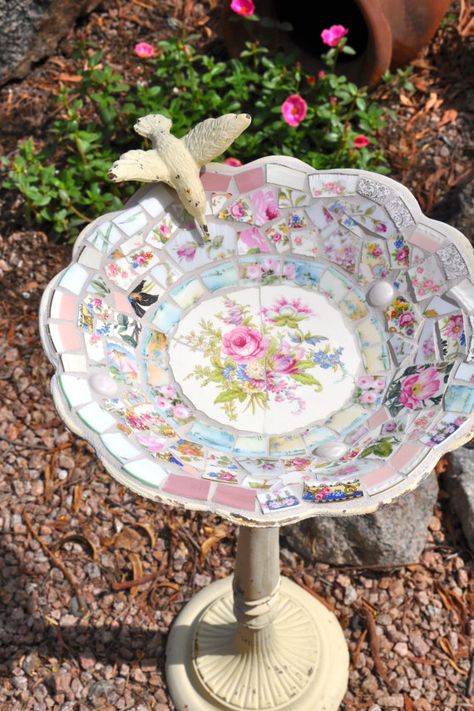 To turn an old birdbath into a pretty backyard piece, cover the bowl in vintage china and pottery using white grout to hold your design together. Featuring rose printed tiles, this one would blend in with blooms in your garden. Cottage Shelves, Broken China Crafts, Mosaic Birdbath, China Crafts, Decoration Shabby, Diy Mosaic, Mosaic Birds, Bird Baths, Mosaic Pictures