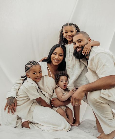 Black Aesthetic Family Photos, Non Traditional Family Photos, Black Family Photoshoot At Home, Family Photos Black People, Family Pictures Black People, Maternity Shoot Black Family, Black Family Lifestyle Photography, Black Family Aesthetic, Big Family Black