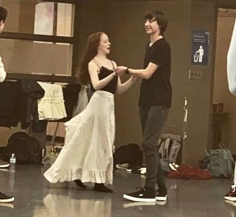 Amybeth McNulty and aymeric Jett Montaz Aymeric Jett Montaz, Jerry Baynard, Jamesy Boy, Anne Movie, Kindred Soul, Amybeth Mcnulty, Pretty Costume, Gilbert And Anne, Wearing Purple