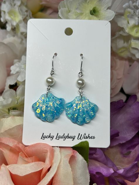 A sea-shell resin earring with a peal on top. Sea Shell Projects Diy, Sea Shell Resin, Handcraft Earrings, Resin Idea, Shell Projects, Epoxy Crafts, Cape Coral Florida, Random Clothes, Stained Glass Jewelry