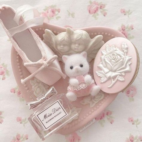 charlotte la bouff aesthetic | the princess and the frog Wallpers Pink, Kad Nama, Miss Dior Blooming Bouquet, Mode Rose, Soft Pink Theme, Pink Lifestyle, Cocoppa Wallpaper, Pretty Pink Princess, Baby Pink Aesthetic