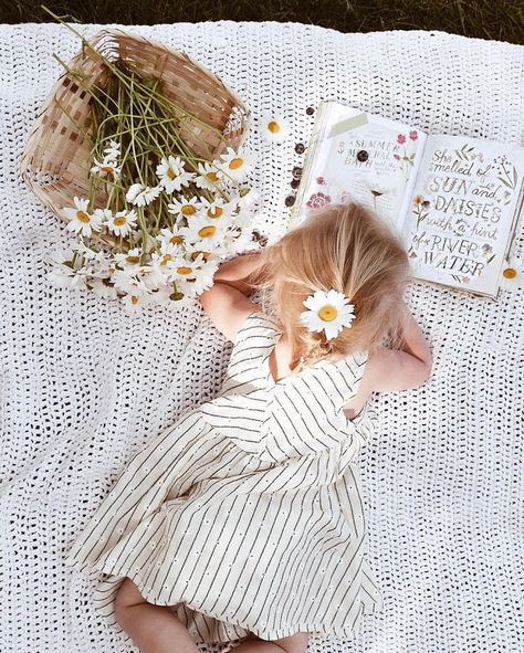 Easter Photo Ideas, طفلة حديثة الولادة, Picnic Photoshoot, Boho Studio, Foto Kids, Summer Dresses Online, Toddler Photoshoot, Spring Photoshoot, Toddler Photos