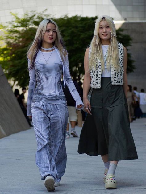 Seoul Loves These 7 Fashion-Week Street Style Trends | Who What Wear Seoul Street Style, Seoul Street, Cool Street Style, Grungy Style, Dress Over Pants, Fashion Week Trends, Metallic Pants, Baby Graphic Tees, Seoul Fashion Week