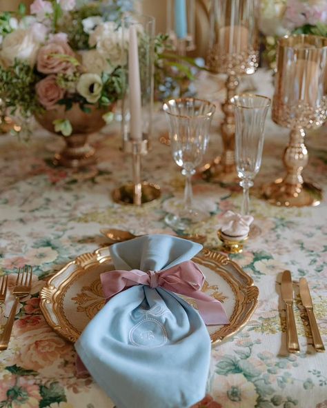 A moment for the incredible tablescape, flowers, cake and stationary from @elevate_workshops captured perfectly by @kamilanowakphotography It's giving Marie Antoinette vibes 🩵 Photographer @kamilanowakphotography Design and concept @elevate_workshops Styling @storiesof_events Florist @emmacoxbrocante Stationery @lucymcspiritdesign HMUA @daniellamakeuphair Dresses @josephinescottlondon Accessories @gibsonbespoke Shoes @di_hassall Venue @harlaxton_manor Cake @poppypickeringcakes Harpist... Royal Parties Aesthetic, Bridgerton Style Wedding Decor, Marie Antoinette Table Setting, Maria Antoinette Party, Marie Antoinette Picnic, Marie Antoinette Themed Party, Marie Antoinette Theme Party, Marie Antoinette Party Decorations, Bridgerton Tablescape