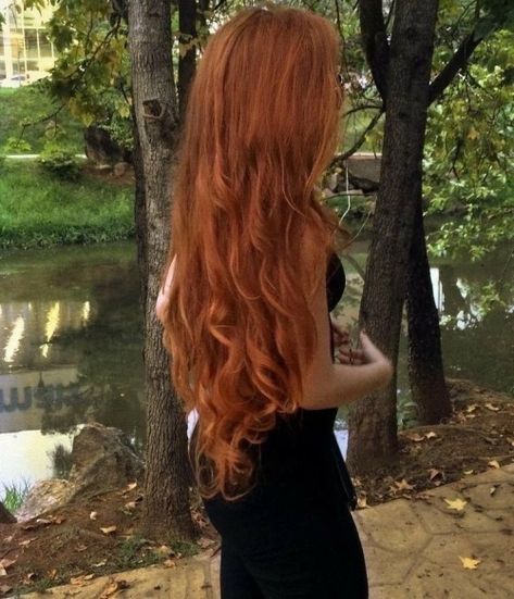 ... because it highlights the beauty of every woman !!! Karina Halle, Cheveux Oranges, Red Hair Extensions, Vision 2024, Oc Aesthetic, Kadeřnické Trendy, Red Hair Inspo, Natural Red Hair, Cortes De Cabello