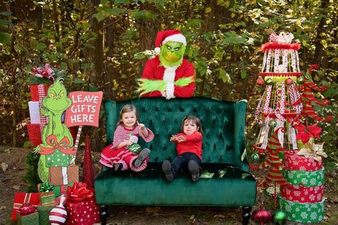 Grinch Photo Shoot Ideas, Grinch Christmas Pictures Kids, Grinch Mini Sessions, Grinch Pictures With Kids, Grinch Picture Ideas, Pictures With The Grinch Ideas, Grinch Family Pictures, Funny Grinch Photoshoot, Grinch Christmas Pictures Family