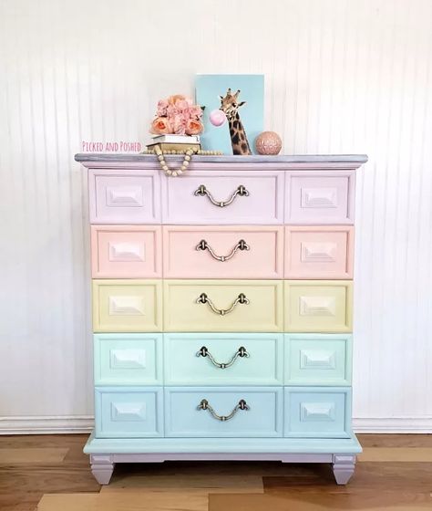 Coffee Table Makeover Ideas, Table Makeover Ideas, Rainbow Furniture, Deco Violet, Decorate On A Budget, Painted Furniture Ideas, Diy Furniture Makeover Ideas, Deco Pastel, Rainbow Bedroom