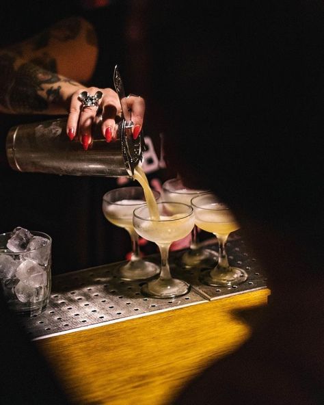 Aesthetic Bartender, Bartenders Photography, Bartender Aesthetic, Female Bartender, Cocktail Photos, Cocktail Photography, Only Aesthetic, Food Drink Photography, Dive Bar