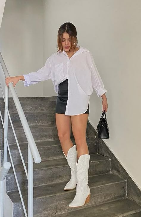 Black And White Western Boots Outfit, Tall White Cowgirl Boots Outfit, Mini Skirt High Boots Outfit, Outfits For Mexico In December, Outfit Con Cowboy Boots, White Boots Outfit Cowgirl, White Cowgirl Boots Outfit Winter, How To Style White Skirt, Outfits With White Cowgirl Boots