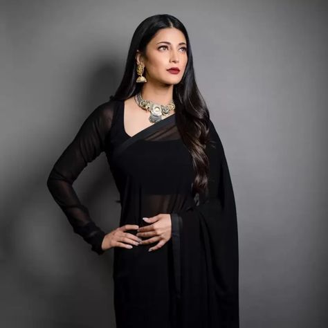 Black Saree Designs, Black Saree Blouse, Full Sleeves Blouse Designs, Black Blouse Designs, Plazzo Suits, Shruti Haasan, Full Sleeve Blouse, Shruti Hassan, Blouse Back Neck Designs