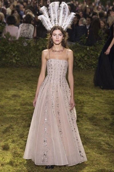 View the full Christian Dior Spring 2017 couture collection. Dior Spring 2017, Mode Glamour, Collection Couture, Christian Dior Haute Couture, Dior Haute Couture, Spring Couture, Dior Fashion, Dior Couture, Couture Week