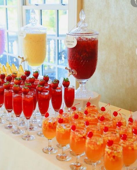 Palm Beach Weddings Magazine on Instagram: "Oh so pretty & perfect for a tropical wedding! 🍹🍹🍹Photography @sanazbutterflyphoto #tropicalweddinginspo #sip #summerdrinks☀️ #palmbeachweddings #floridaweddings #palmbeachweddinginspiration #palmbeachweddingsmagazine🌴" Cocktail Set Up Wedding, Tropical Theme Cocktail Party, Wedding Food Summer, Cute Drinks For Party, Tropical Wedding Food Ideas, Wedding Foods Idea, Carribean Wedding Food, Tropical Drinks Aesthetic, Elegant Wedding Food Dinners