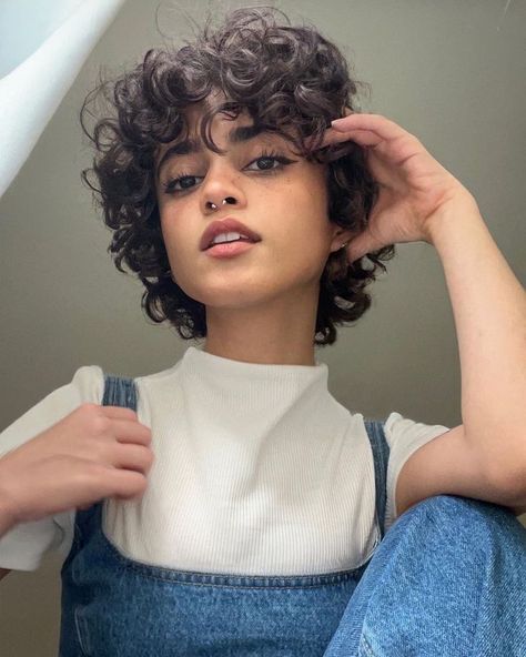 Short Haircut Curly Hair Round Face, Short Curly Hair Cuts For Round Faces, Really Short Curly Hair, Very Short Curly Hair, Short Curly Hair Women, 4b Natural Hairstyles, Curly Hair Pixie Cut, 4b Curls, Sleek Buns