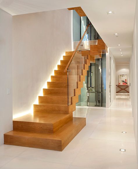 15 Uplifting Contemporary Staircase Designs For Your Idea Book Contemporary Staircase Design, Staircase Contemporary, درج السلم, Staircase Styles, Arsitektur Art Deco, Stairway Lighting, Contemporary Staircase, Escalier Design, Interior Design Per La Casa