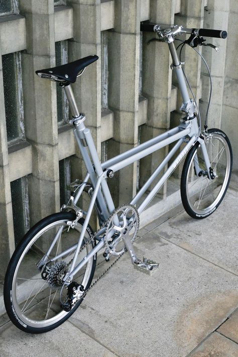 Whippet Bicycle: A British Folding Bike Designed for Urban Living #bikeaccessories Folding Bike Design, Mini Velo, Road Bike Women, Mountain Bike Shoes, Folding Bicycle, Bicycle Maintenance, Cool Bike Accessories, Hybrid Bike, Bike Shoes