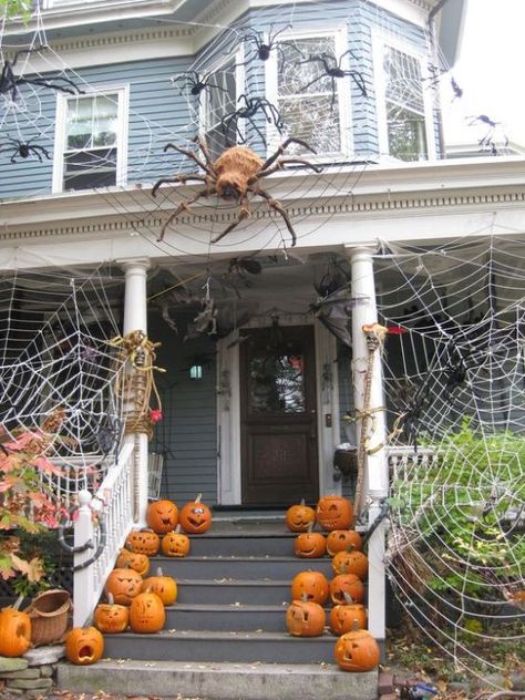 20 Outdoor Halloween Decorations That Will Transform Your House - Society19 Apartment Halloween, Halloween Decor Diy, Casa Halloween, Halloween Front Porch Decor, Diy Halloween Decor, Adornos Halloween, Halloween Porch Decorations, Halloween Front Porch, Halloween Tattoo