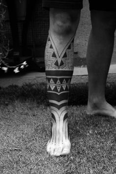 The number of people covering their feet in tattoos has seen an upsurge in recent times. Some men prefer large designs while other prefers small designs. Most of these tattoos have a particular meaning. However… Ta Moko Tattoo, Tato Maori, Tato Suku, Celtic Tattoo Designs, Tattoo Diy, Maori Tattoos, Maori Tattoo Designs, Samoan Tattoo, Hawaiian Tattoo