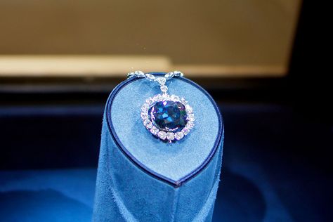 Most Expensive Jewelry, Hope Diamond, Jewelry Knowledge, Engagement Rings Bridal Sets, Colorless Diamond, Jewelry Fashion Trends, Expensive Jewelry, Blue Gems, The Hope