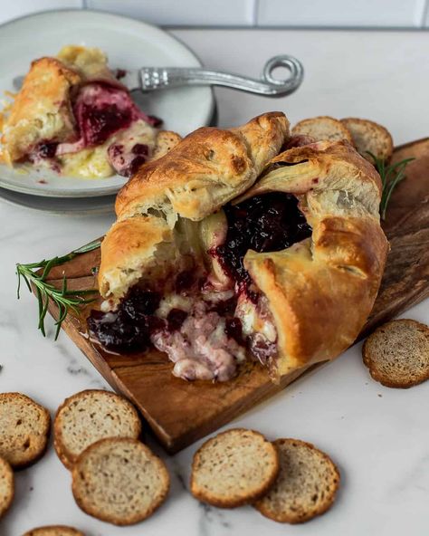 Baked Brie Holiday Brie, Easy Baked Brie Recipe, Ooey Gooey Butter Cookies, Baked Brie In Puff Pastry, Brie In Puff Pastry, Sausage Cheese Dip, Sausage Crockpot, Brie Puff Pastry, Crescent Roll Breakfast Casserole