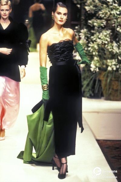 Givenchy 90s, 19s Fashion, Givenchy Outfit, Early 2000 Fashion, Black Victorian Dress, Vintage Runway Fashion, Winter Couture, Givenchy Fashion, Givenchy Couture