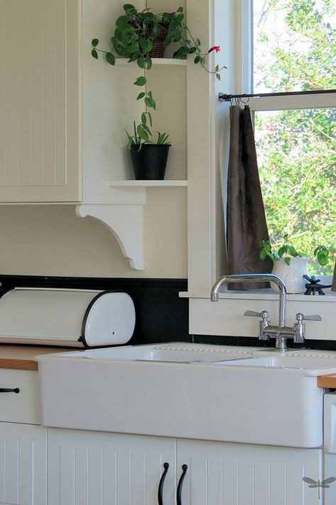 Diy cabinet details. I love the idea if adding plant shelves next to the sink window. A++ use of space. Kitchen Window Plants, Kitchen Window Shelves, Window Shelves, Diy Casa, New Kitchen Cabinets, Kitchen Corner, Diy Kitchen Cabinets, Diy Cabinets, Kitchen Redo