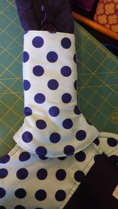 Tula corner suck pads tutorial (free pattern) Diy Baby Carrier, Ergo Baby, Tula Baby Carrier, Baby Carrier Cover, Baby Carrier Accessories, Baby Carrying, Sew Ins, Trendy Sewing, Baby Sewing Projects