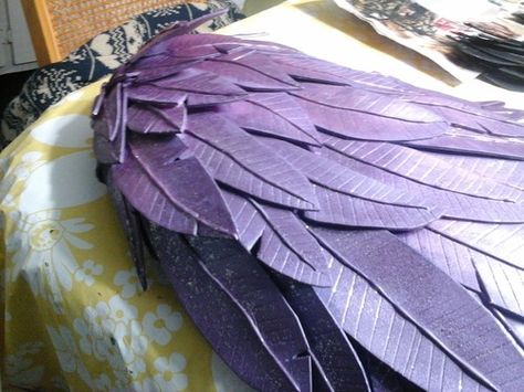 mimeowendormi: “ Hello fellow cosplayers/crafters! So today, I was asked how I made my feathers for my Griselda (Odin Sphere) wings using craft foam and… well… I was on mobile and Tumblr ate it. So... Foam Feathers Diy, Eva Foam Wings, How To Make Feathers, Cosplay Feathers, Make Feathers, Cosplay Tricks, Foam Wings, Howl Cosplay, Feather Tutorial