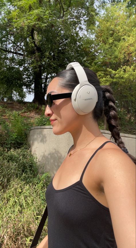 Bose Headphones Aesthetic White, Bose Headphones White, Over The Ear Headphones Aesthetic, Studying With Headphones, White Headphones Aesthetic, Over Ear Headphones Aesthetic, Wireless Headphones Aesthetic, Bose Headphones Aesthetic, Gym Headphones