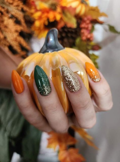 Orange Almond Nails Designs, Fall Almond Nails, November Nails, Fall Gel Nails, Vlasové Trendy, Green Nail, Almond Nails Designs, Makijaż Smokey Eye, Thanksgiving Nails