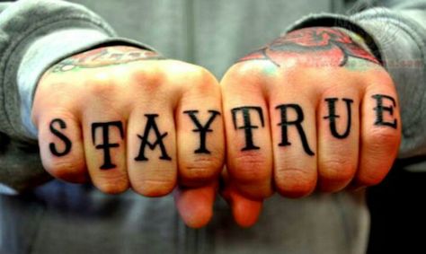 Stay true tattoo Stay True Tattoo, Finger Tattoos Words, Datum Tattoo, Hand Tattoo Images, Herren Hand Tattoos, Wörter Tattoos, Hand Fonts, Tattoo Schrift, Knuckle Tattoos