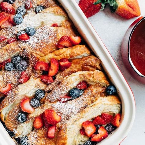 overnight croissant baked french toast with strawberries and blueberries in a stub casserole dish Recipe Croissant, Spring Brunch Party, Croissant French Toast Bake, كريم بروليه, Dessert Crepes, Croissant French Toast, Delicious Breakfast Casserole, Dessert Halloween, Baked French Toast