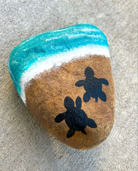 Drawing Ideas On Rocks, Ideas To Draw On Rocks, Easy Paintings On Rocks, Turtle Shell Painting, Paint Turtle On Rock, How To Paint Sea Turtles, What To Paint On Rocks Easy, What To Draw On Rocks, Diy Sea Turtle Decor