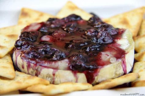 Baked Blueberry Brie Einkorn Pie Crust, Blueberry Baked Brie, Blueberry Brie, Brie Cheese Recipes, Party Food Easy Appetizers, Baked Brie Recipes, Einkorn Recipes, Brie Appetizer, Brie Recipes