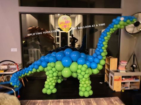 Dino Balloon Decorations, Dinosaur Balloon Arch, Balloon Dinosaur, Balloon People, Dinosaur Balloons, Roller Skating Party, Dinosaur Birthday Cakes, Dinosaur Themed Birthday Party, Balloon Arches