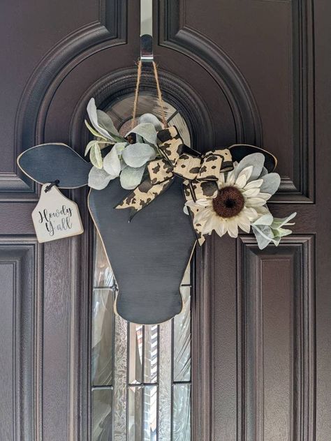 Cow Head Decor, Cow Kitchen Decor, Cow Craft, Custom Farmhouse, Decor Front Porch, Antique Wall Decor, Feuille Eucalyptus, Door Signs Diy, Farmhouse Crafts