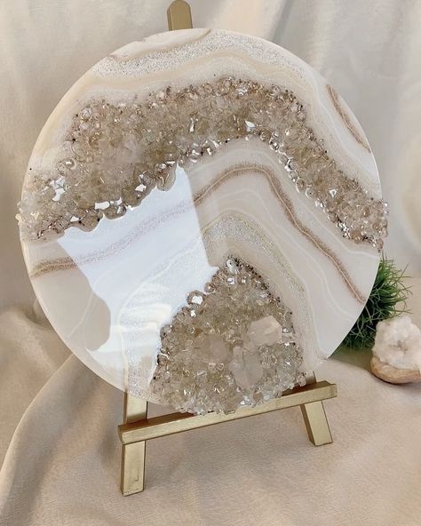 Diy Resin Coasters, Diy Resin Gifts, Resin Art Canvas, Feather Crafts Diy, Agate Art, Resin Crafts Tutorial, Baby Shower Invitation Cards, Geode Art, Resin Wall Art