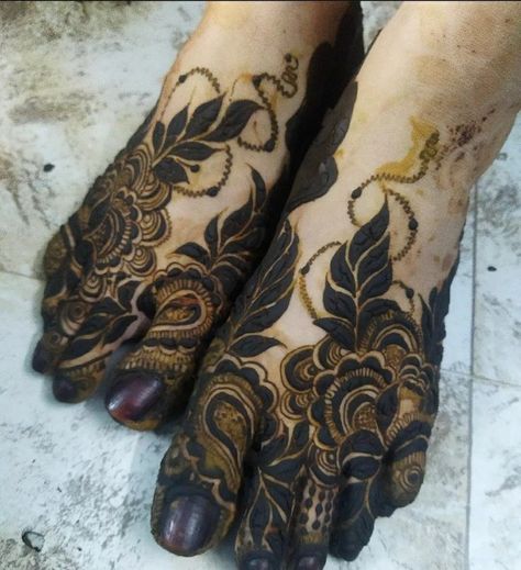 Stylish feet fingers mehndi designs collections 2022 Khafif Mehndi Designs For Legs Simple, Khafif Leg Mehendi Design, Leg Mahendi Design Simple Khafif, Stylish Mehndi Designs For Leg, Latest Mehndi Designs For Leg, Mehndi Foot Designs, Leg Mehendi Design Simple, Foot Mehndi Designs Unique, Leg Mehendi Design Unique