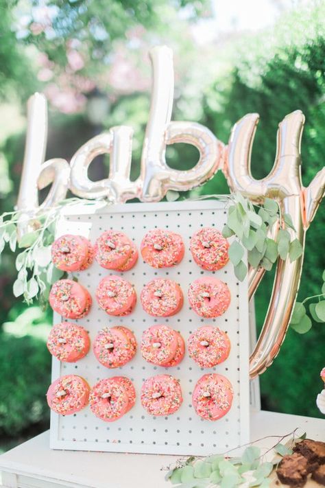 Mini Donut Wall Donut Wall Wedding, Sprinkle Shower, Donut Bar, Donut Birthday Parties, Sprinkle Party, Baby Reveal Party, Donut Wall, Cadeau Baby Shower, Sprinkle Baby Shower