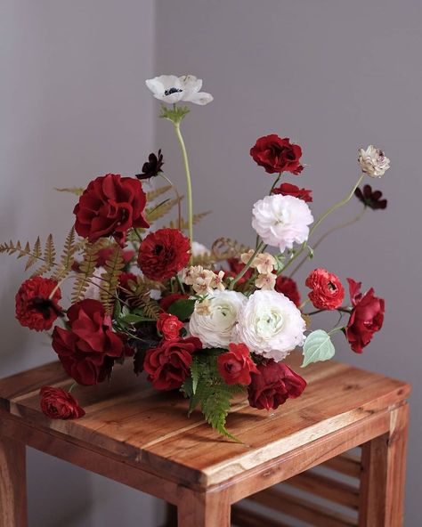 Red White Flower Arrangements, Dark Red Floral Arrangements, Red Centerpieces Wedding, Red And White Flower Arrangements, Sally Mcqueen, Red Wedding Florals, Red Floral Arrangements, Red Flowers Wedding, Red Wedding Centerpieces