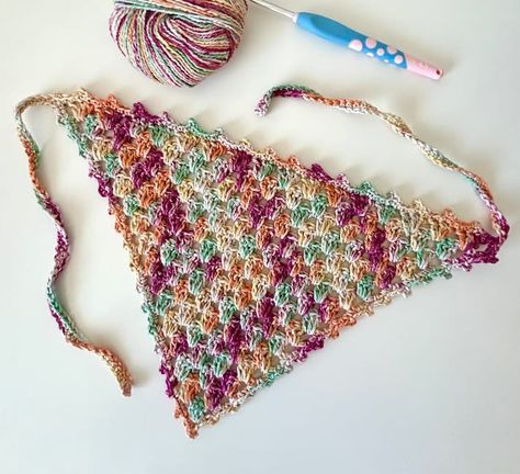 Granny Triangle Bandana, Crochet Triangle Bandana, Cluster Stitch Crochet, Crochet Granny Triangle, Crochet Head Scarf, Granny Stitch Crochet, Granny Triangle, Small Crochet Gifts, Triangle Bandana